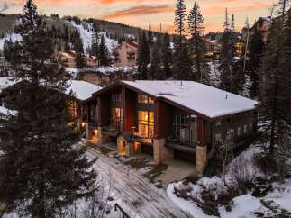 Discover luxury living in this stunning mountain home, perfect for a serene getaway.