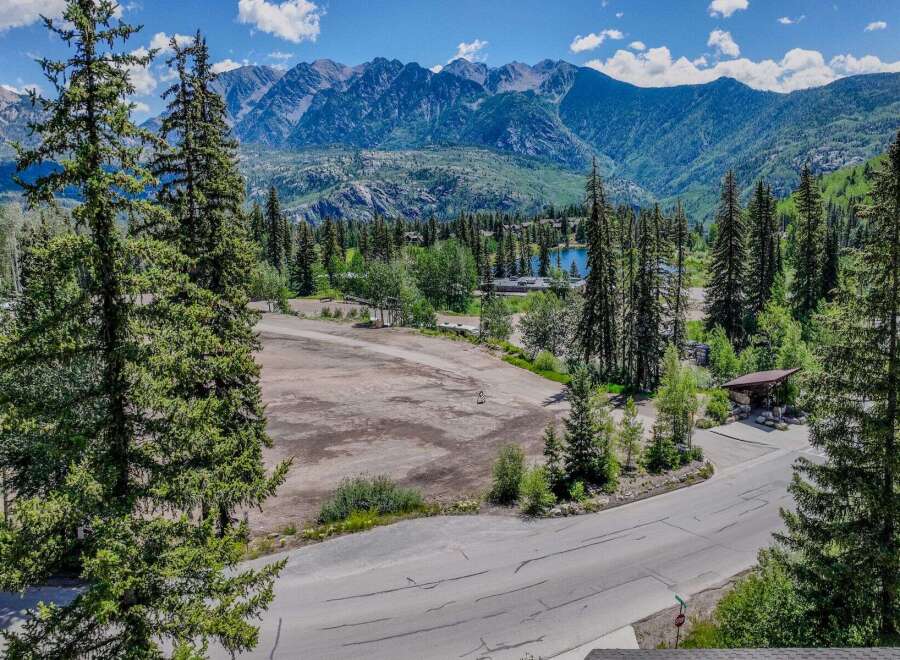 Discover an exceptional opportunity with this prime parcel of land, offering breathtaking mountain views and a serene lake backdrop.