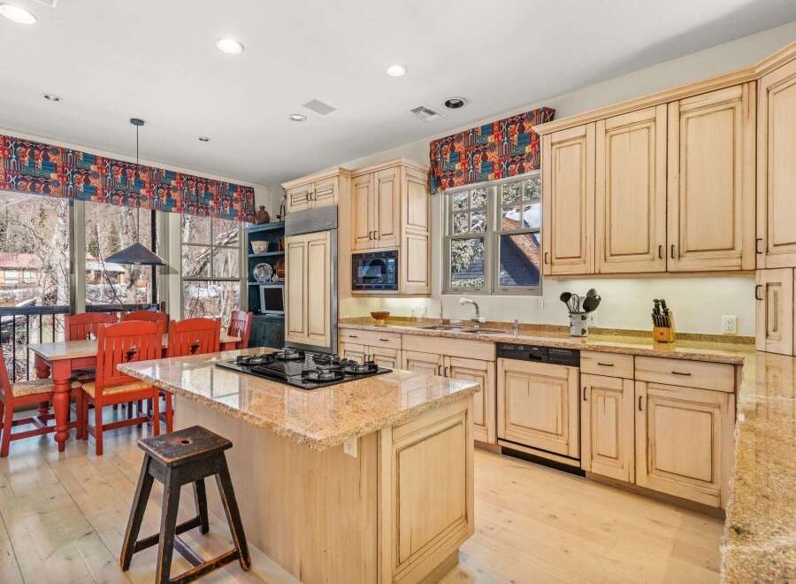 This stunning kitchen boasts a warm and inviting atmosphere, perfect for culinary creations and gatherings.