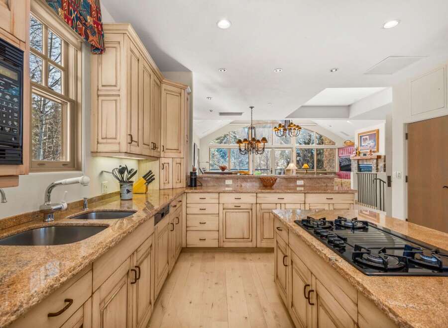 This stunning kitchen boasts a spacious layout and high-end finishes, perfect for culinary enthusiasts.