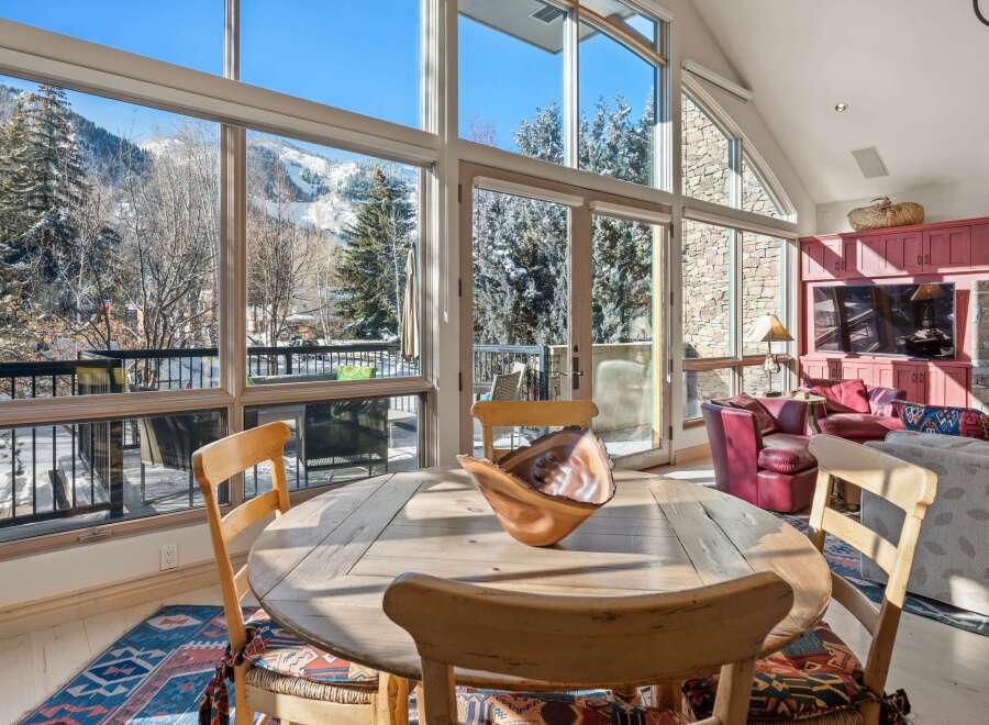Experience luxury living with breathtaking mountain views in this stunning property.