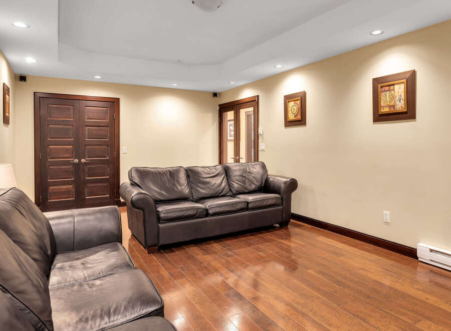 This stunning living room boasts a luxurious leather sofa, perfect for relaxing and entertaining.