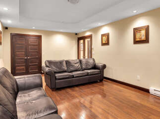 This stunning living room boasts a luxurious leather sofa, perfect for relaxing and entertaining.