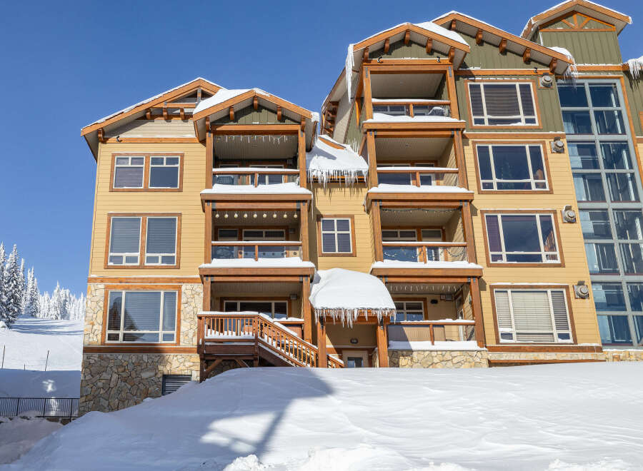This stunning property boasts a prime location with breathtaking mountain views, perfect for a winter getaway.