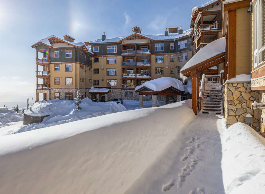 Discover the charm of this stunning mountain lodge, perfect for a winter getaway.