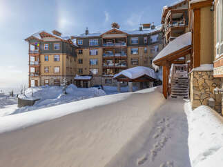 Discover the charm of this stunning mountain lodge, perfect for a winter getaway.