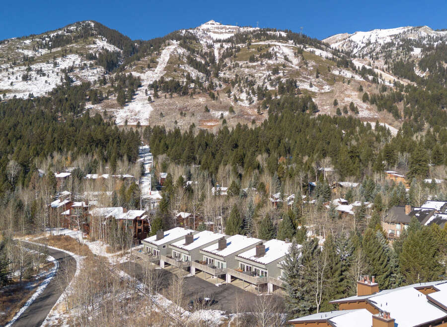 Discover your dream mountain retreat in this stunning property nestled amidst breathtaking natural beauty.