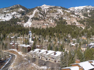 Discover your dream mountain retreat in this stunning property nestled amidst breathtaking natural beauty.