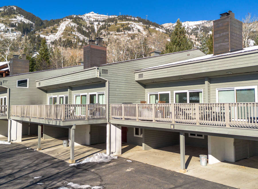 Discover the charm of this stunning property nestled amidst breathtaking mountain views.