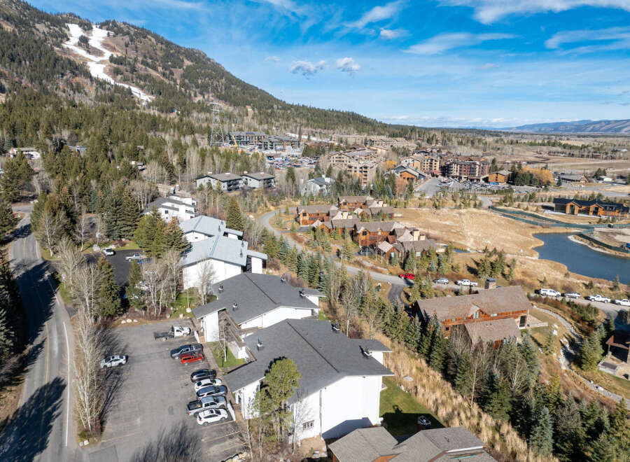 Discover a stunning property nestled in a picturesque mountain setting.