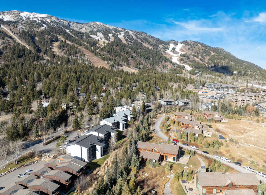 Discover the charm of this mountain retreat, nestled amidst stunning natural beauty.