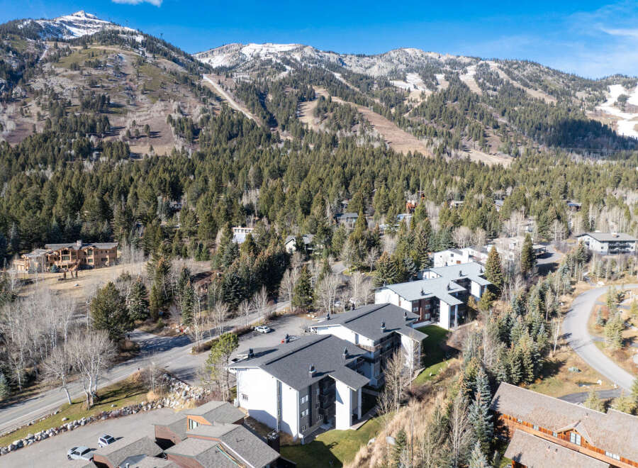 Discover the epitome of mountain living in this stunning property, nestled amidst the breathtaking scenery.