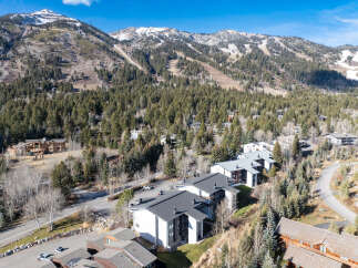 Discover the epitome of mountain living in this stunning property, nestled amidst the breathtaking scenery.