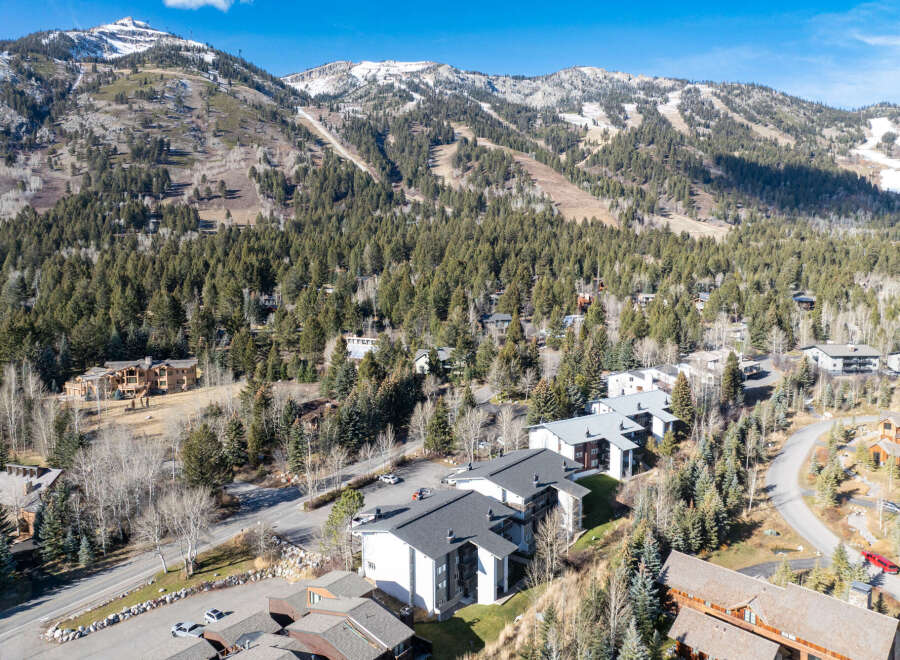 Discover a stunning mountain retreat with this property, offering breathtaking views and a prime location.
