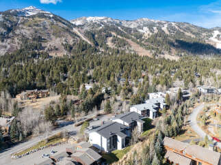 Discover a stunning mountain retreat with this property, offering breathtaking views and a prime location.