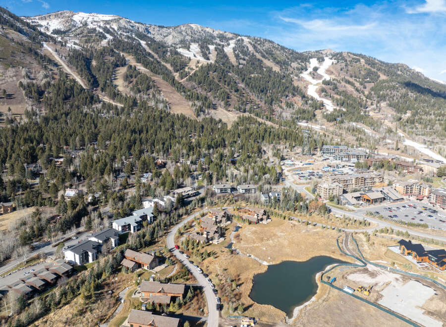 Discover the epitome of mountain living in this stunning property, nestled amidst the breathtaking beauty of the surrounding landscape.