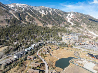 Discover the epitome of mountain living in this stunning property, nestled amidst the breathtaking beauty of the surrounding landscape.