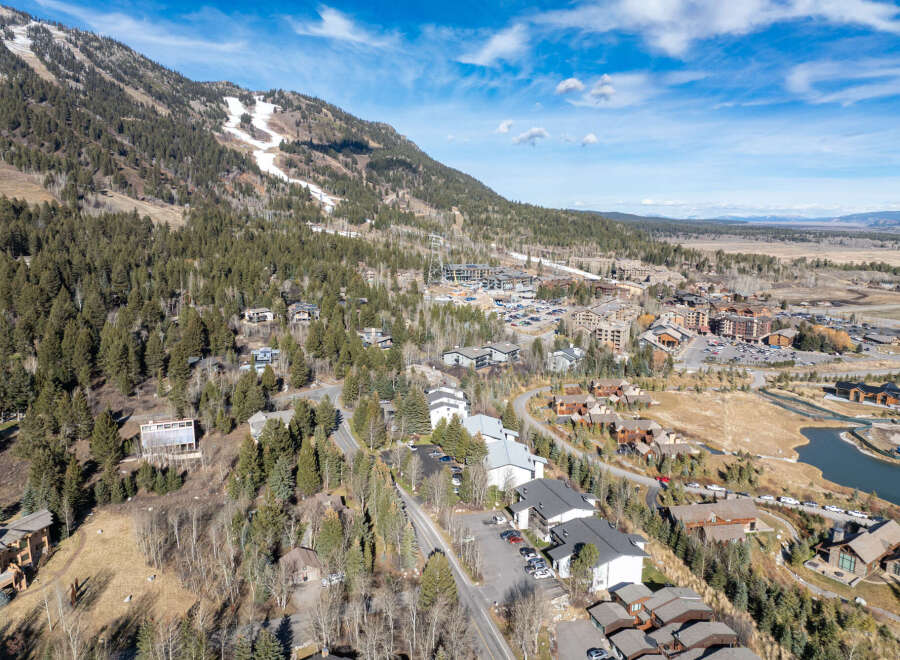 Discover a stunning property nestled in a picturesque mountain setting.