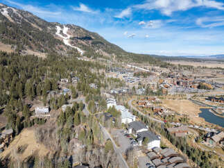 Discover a stunning property nestled in a picturesque mountain setting.