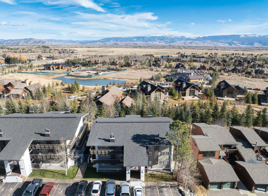 Discover luxury living in this stunning property, boasting modern architecture and breathtaking mountain views.