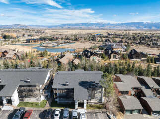 Discover luxury living in this stunning property, boasting modern architecture and breathtaking mountain views.