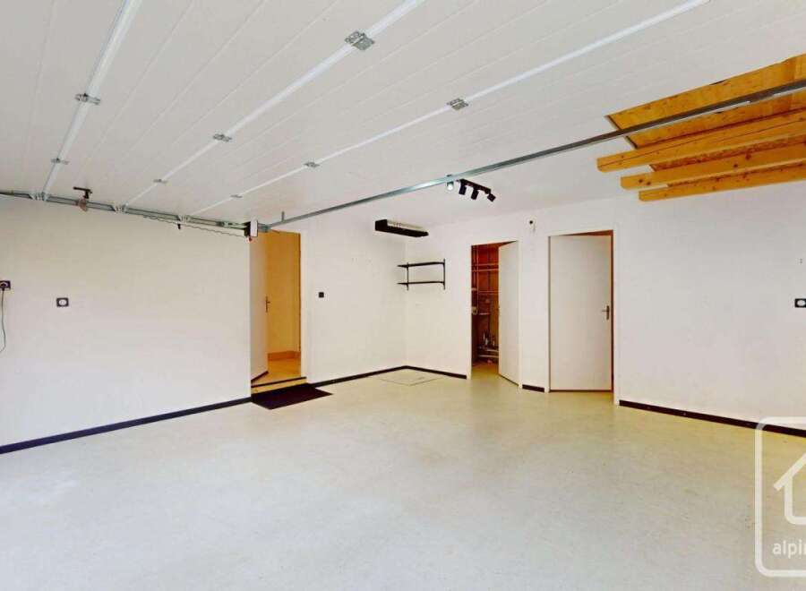 Discover this spacious garage, perfect for storing vehicles or creating a workshop.