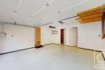 Discover this spacious garage, perfect for storing vehicles or creating a workshop.