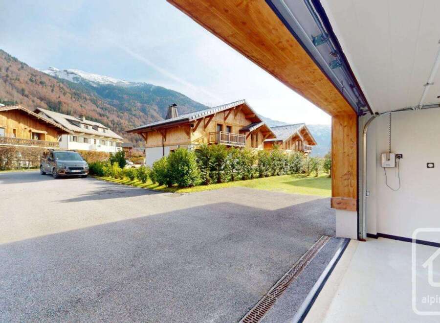 Discover this stunning property with a charming wooden facade and a spacious garage.
