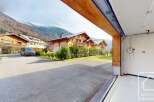 Discover this stunning property with a charming wooden facade and a spacious garage.