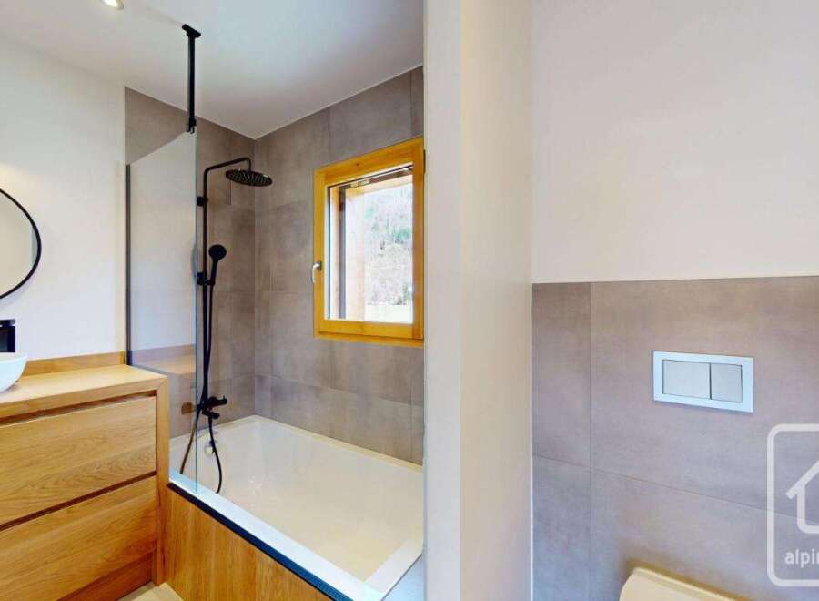 Discover modern luxury in this stunning bathroom.