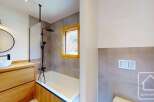 Discover modern luxury in this stunning bathroom.