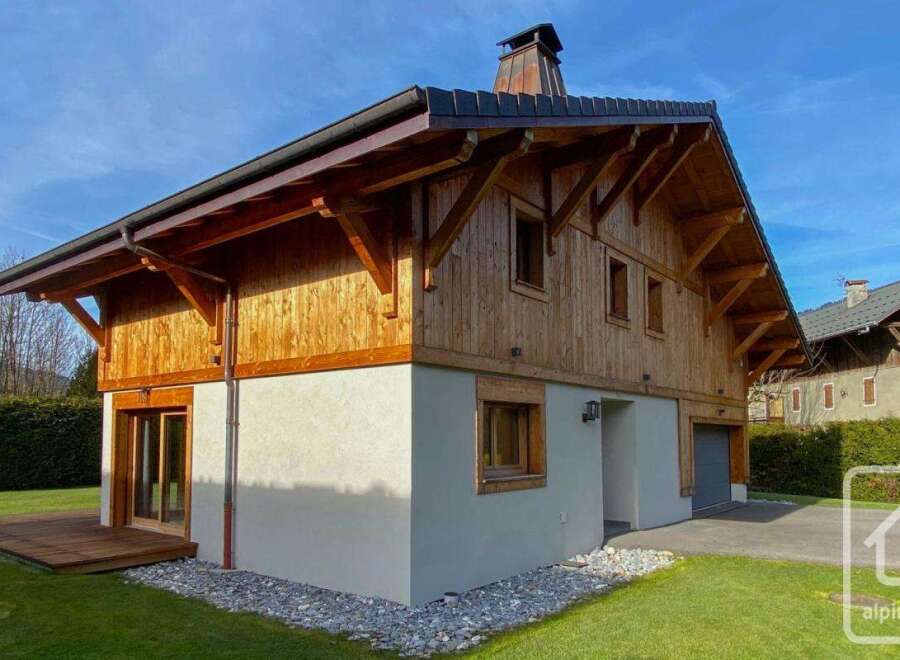 Discover this stunning chalet, showcasing a beautiful blend of wood and modern design.