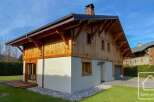Discover this stunning chalet, showcasing a beautiful blend of wood and modern design.