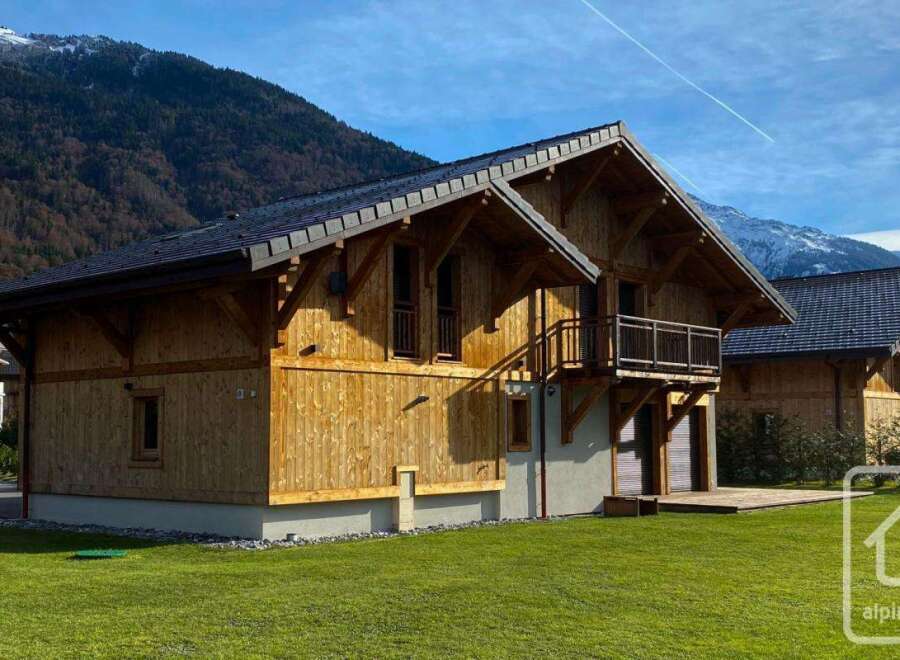 Discover a stunning chalet nestled in a picturesque mountain setting.