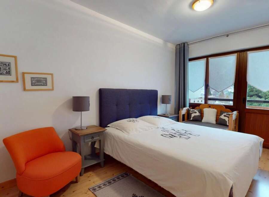 This charming bedroom offers a cozy retreat with its inviting ambiance and stylish decor.