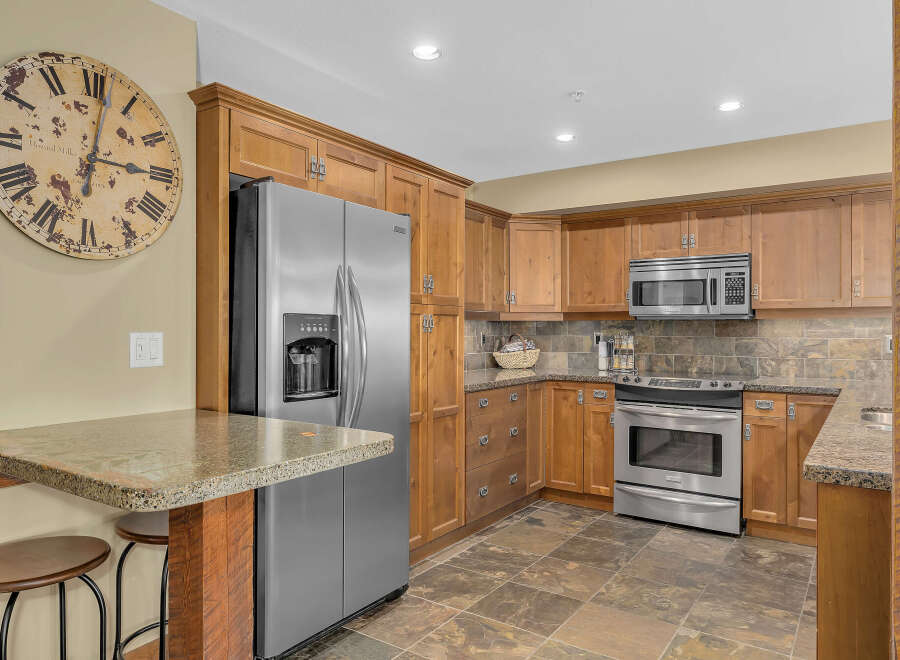 This stunning kitchen boasts a seamless blend of style and functionality, perfect for culinary enthusiasts.