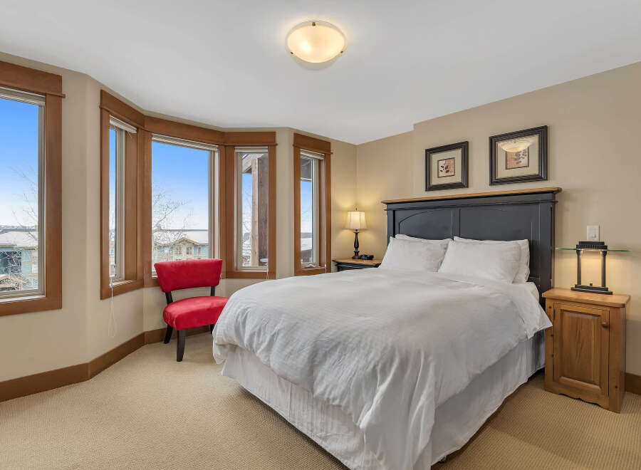 This cozy bedroom features a comfortable bed with crisp white linens, perfect for a relaxing retreat.