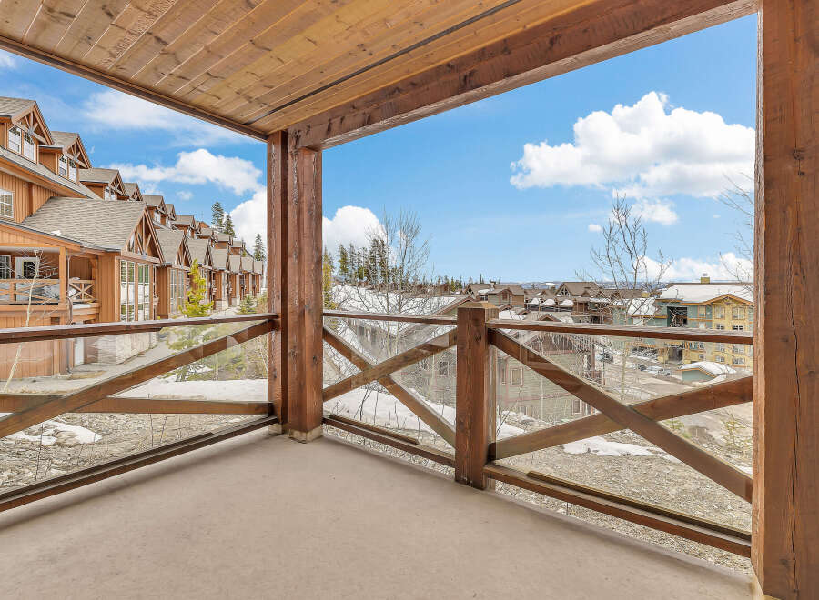 Enjoy breathtaking views from this stunning balcony overlooking a picturesque mountain landscape.