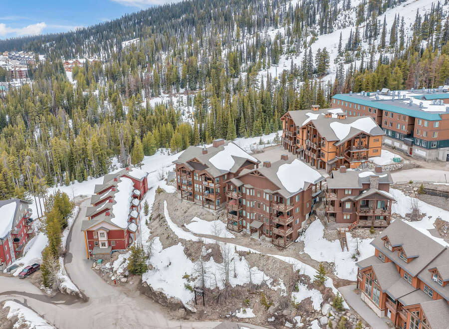 Discover the charm of this mountain retreat, featuring stunning architecture and a prime location.