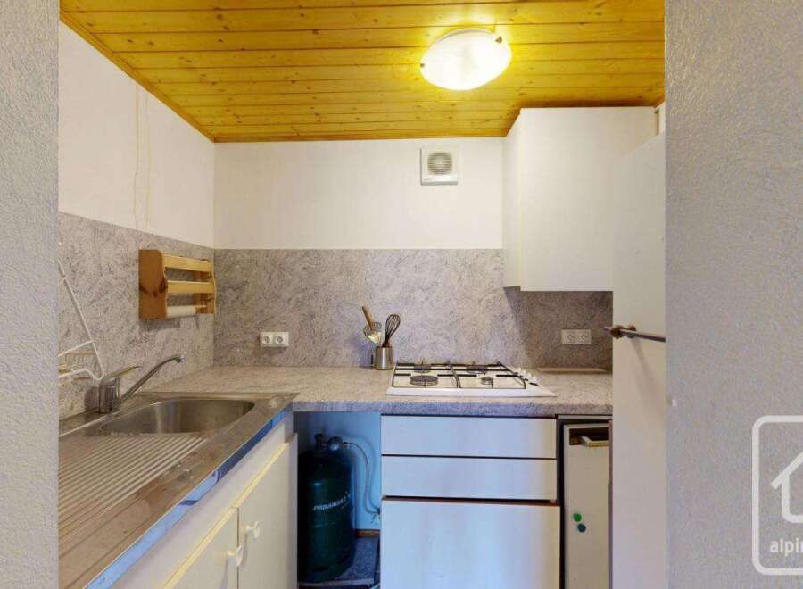 Discover this charming kitchen space, perfect for culinary enthusiasts.
