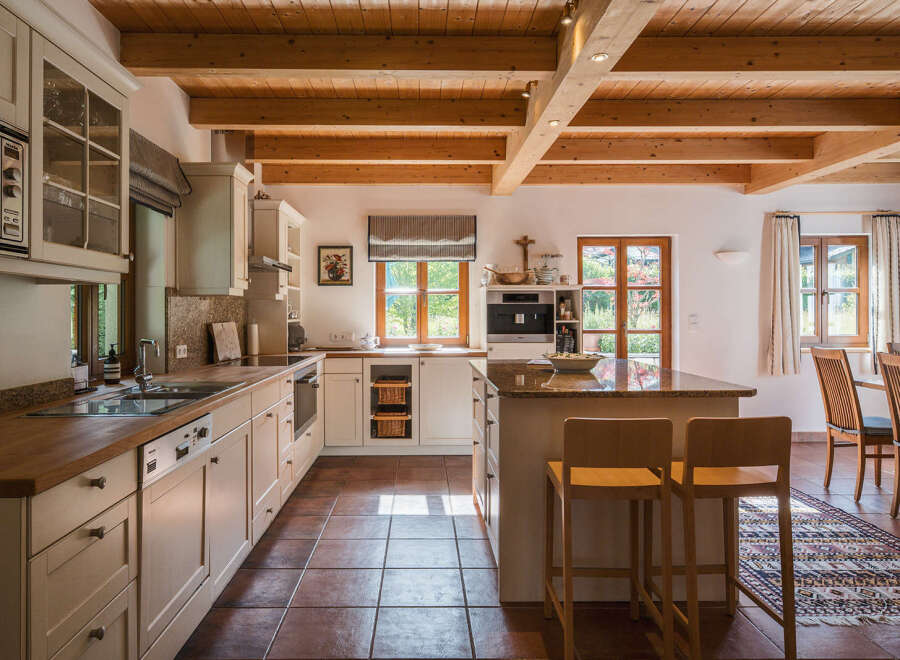 This stunning kitchen boasts a warm and inviting atmosphere, perfect for culinary creations and family gatherings.