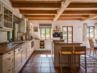 This stunning kitchen boasts a warm and inviting atmosphere, perfect for culinary creations and family gatherings.