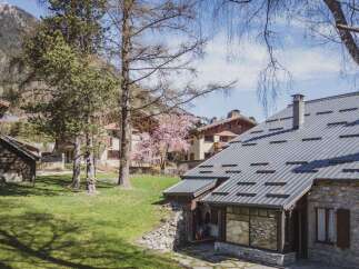 Discover the charm of this stunning property nestled in a picturesque setting.