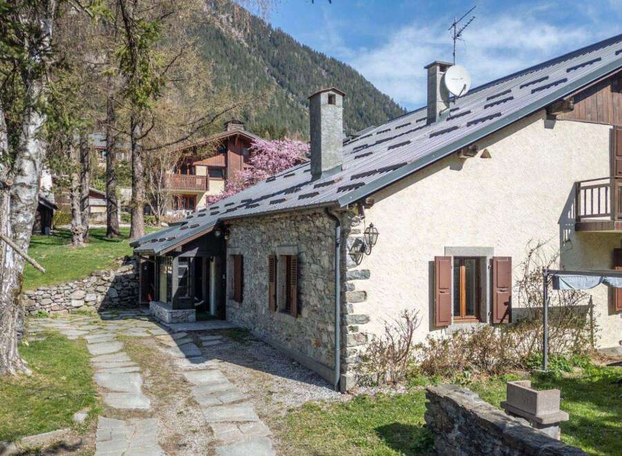 Discover the charm of this stunning property nestled in a picturesque setting.