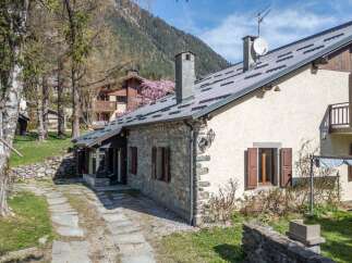 Discover the charm of this stunning property nestled in a picturesque setting.