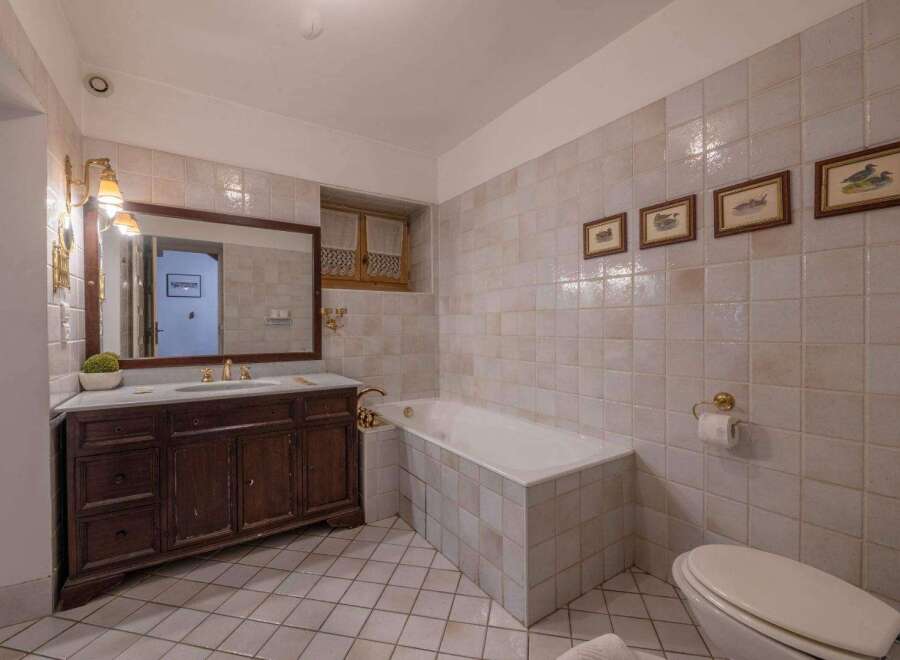 Step into luxury with this elegant bathroom featuring a classic design and high-end finishes.