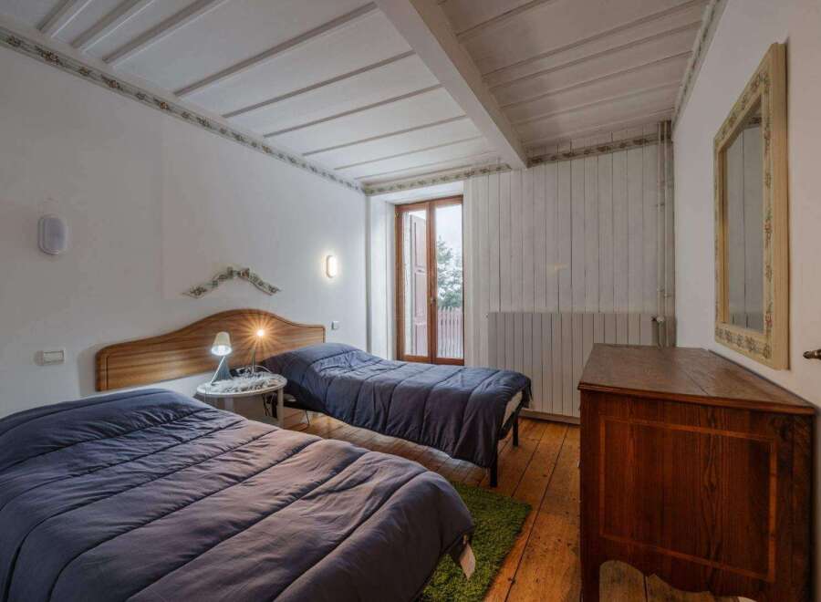 Discover a cozy bedroom with two twin beds, perfect for a comfortable stay.