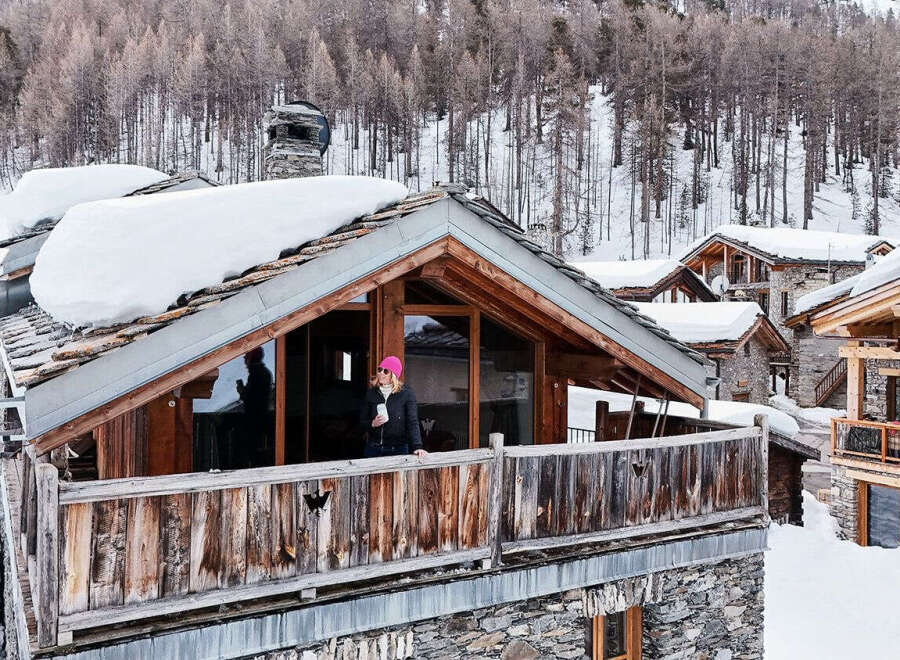 Experience the ultimate winter escape in this stunning chalet nestled in the heart of the mountains.