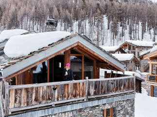 Experience the ultimate winter escape in this stunning chalet nestled in the heart of the mountains.