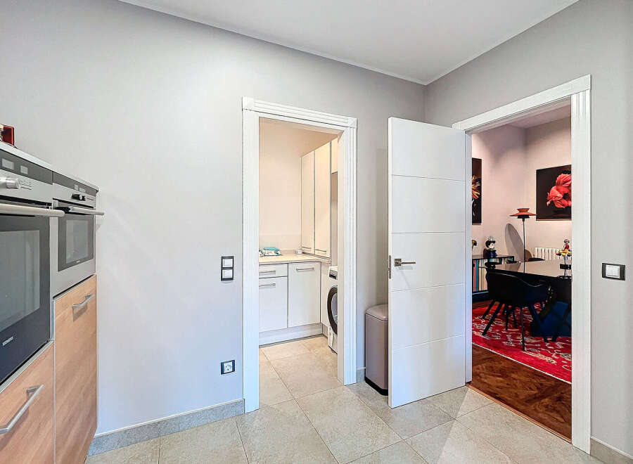 Discover this beautifully designed property featuring a modern kitchen with sleek appliances and ample storage.